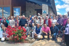 Los asistentes al acto de décimo aniversario de la apertura del servicio de comedor, en el edificio que acoge el centro de día de Campo de San Pedro.