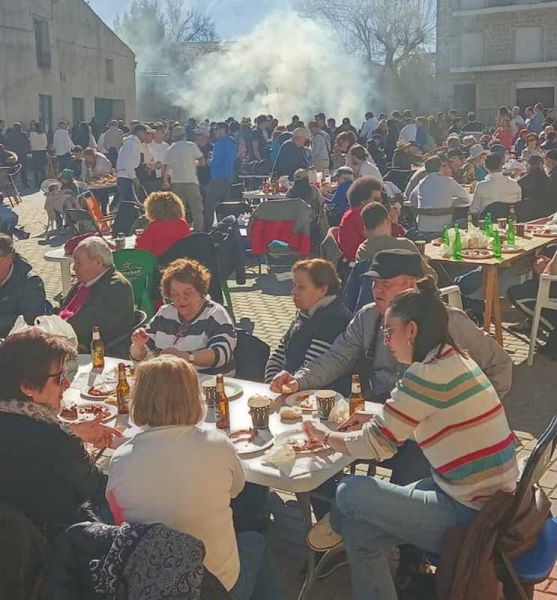 El buen tiempo y las ganas de pasarlo bien fueron los protagonistas de la fiesta de la matanza en Duruelo.