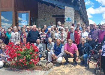 Los asistentes al acto de décimo aniversario de la apertura del servicio de comedor, en el edificio que acoge el centro de día de Campo de San Pedro.