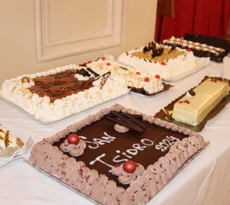 Detalle de las tartas "rematadas", expuestas dentro de la Iglesia.