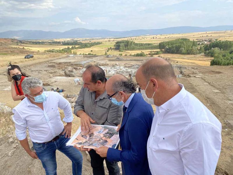 Visita de la Diputación Provincial de Segovia al yacimiento arqueológico de Confloenta en 2021.