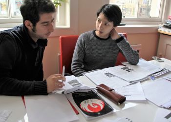 Jóvenes estudiando inglés