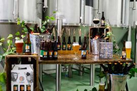 Por la entrada de esta fábrica de cerveza artesanal confluyen dos cañadas, la Real Segoviana y la Real Soriana Occidental.