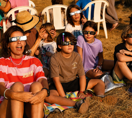 Niños y adultos disfrutan de la parcialidad con sus gafas en Villaverde de Montejo. (G.G.) Publicada en El Confidencial