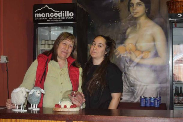 Paz Villapecellín está al frente Moncedillo desde principios de año. Junto a ella, su hija Conchi, que trabaja con ella en la elaboración de los quesos artesanos.