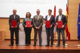El Consejero de Agricultura, Ganadería y Desarrollo Rural, Gerardo Dueñas (en el centro) junto a los cuatro presidentes de los grupos de acción local de la provincia de Segovia.