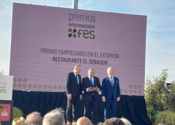 Ángel Gutiérrez Barbolla (en el centro) durante la recogida del premio de la Federación de Empresarios de Segovia.