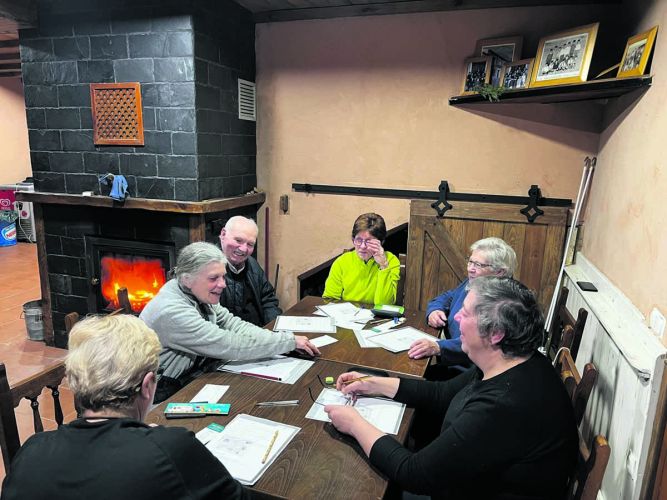 Imagen de uno de los talleres impartidos en la localidad de Villaverde de Montejo. Además de la estimulación cognitiva de los mayores, son una gran herramienta para combatir la soledad.