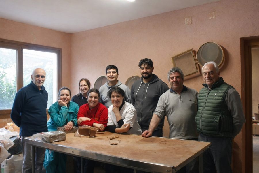 La Alfarería Martín, que ha sido testigo de varias generaciones de maestros en este oficio, es el lugar en el que los participantes recibirán la formación práctica de este programa. En la imagen posan junto a Juan Carlos y Roberto, docentes del curso que se desarrollará durante los próximos nueve meses, y Nicolás Guijarro, presidente de la Comunidad de Villa y Tierra de Fresno de Cantespino.