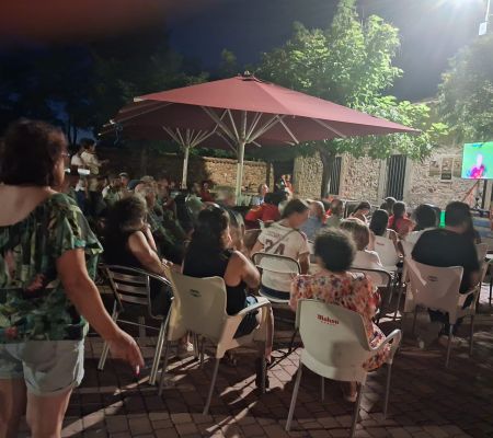 Vecinos reunidos en Saldaña de Ayllón