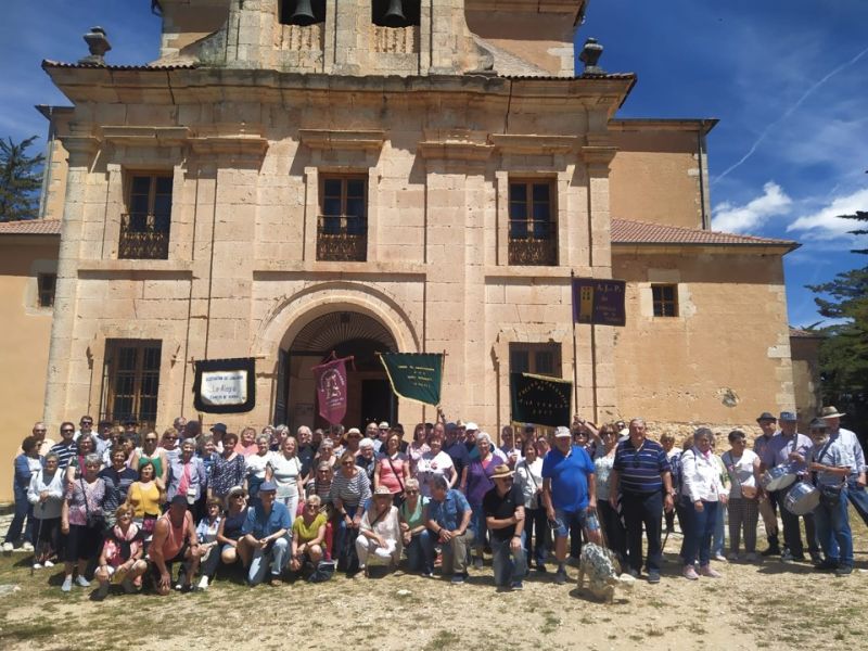 Imagen de grupo de los asistentes al encuentro anual de la Unión de Asociaciones de Jubilados y Pensionistas del Nordeste de Segovia.