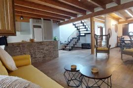 La casa rural dispone de un amplio salón comedor con baño y cocina en la planta baja, desde la que se accede a un patio en la parte trasera.
