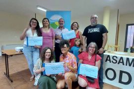 Los cuatro proyectos emprendedores premiados por el programa Tierra de Oportunidades, junto a Charo Ibáñez de Caixabank y Jesús López, presidente de CODINSE.