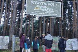 Los participantes del curso de parque de cuerdas en la entrada del Parque Multiaventura Campo Base