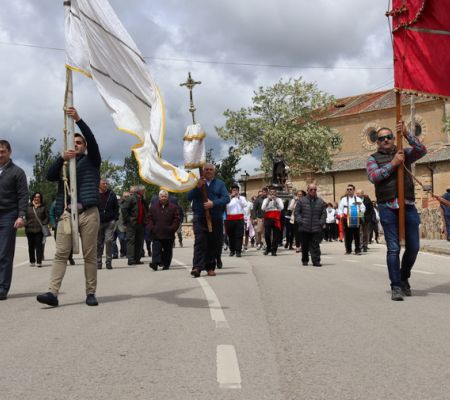 Detalle de la cabeza de la procesión durante su salida inicial.
