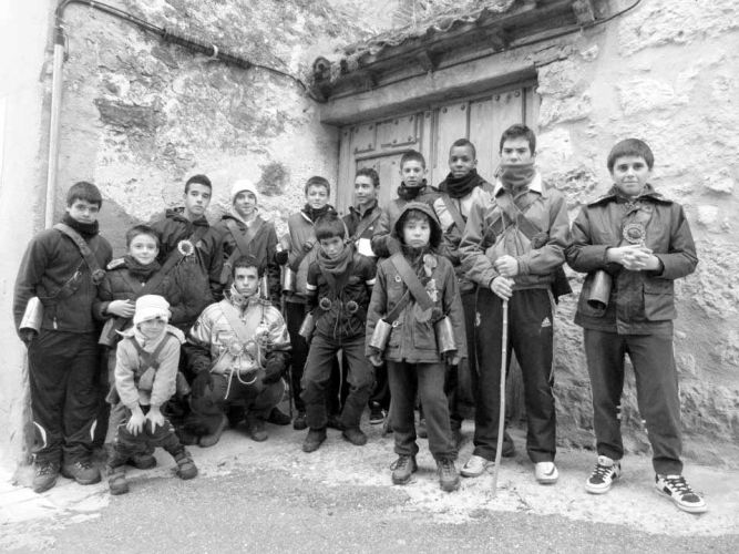 Varios niños y jóvenes del pueblo ataviados con los típicos cencerros, recordando el pasado trashumante de Prádena.