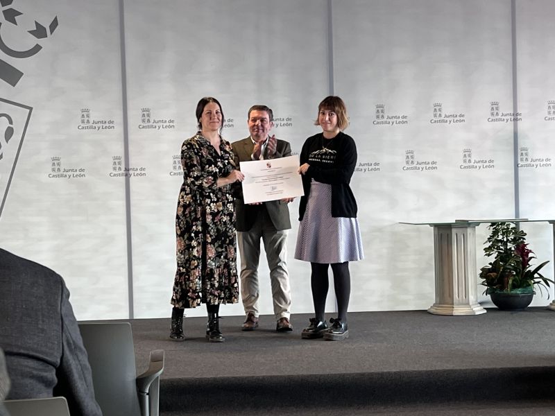 Momento de la recogida del premio por parte del CEO de Prádena a manos de Luis Domínguez Gago. Foto extraída de RRSS.