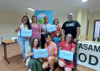 Los cuatro proyectos emprendedores premiados por el programa Tierra de Oportunidades, junto a Charo Ibáñez de Caixabank y Jesús López, presidente de CODINSE.