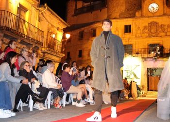 Desfile en la Plaza de España de Sepúlveda