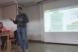 Momento de la exposición a cargo de un miembro del equipo @ de la Guardia Civil de Segovia.