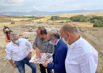 Visita de la Diputación Provincial de Segovia al yacimiento arqueológico de Confloenta en 2021.