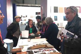 Antonio Sánchez, propietario de Fontanar Ediciones de Riaza, junto al artista Luis Moro (al fondo), en la última edición de ARCO Madrid.
