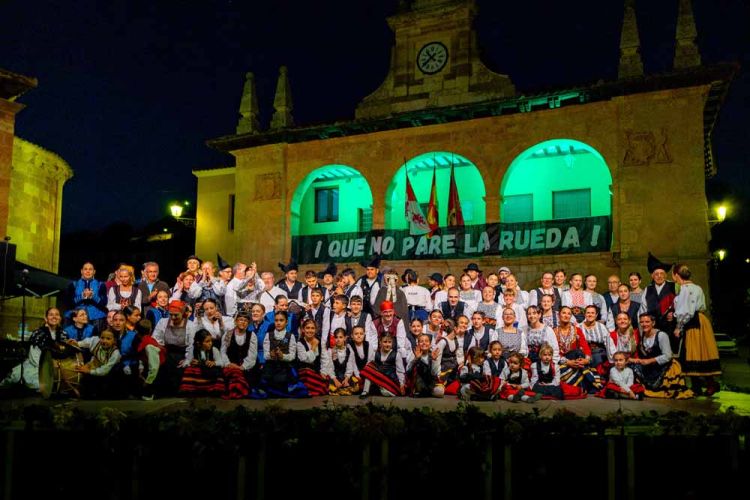 El Grupo de Danzas de Ayllón, al finalizar el certamen en la Plaza Mayor.