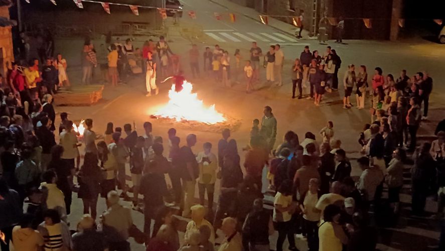 Ayllón concentra a un público numeroso en torno a una hoguera que es saltada por varias personas.