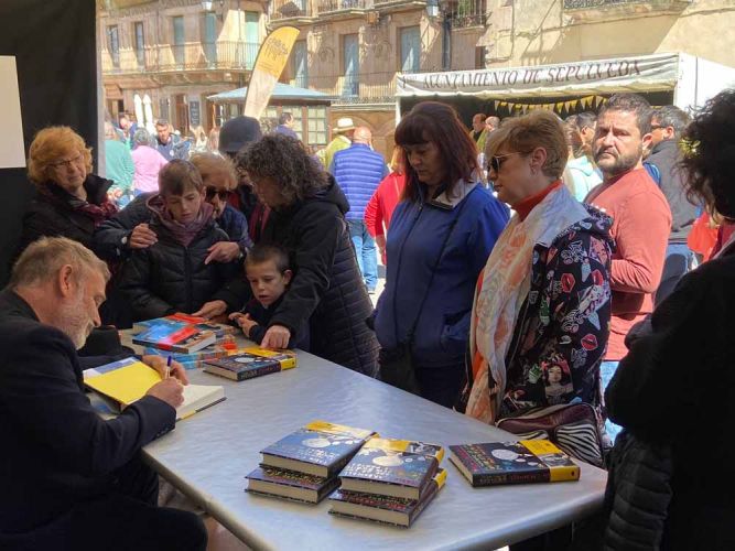 Pablo Carbonell estuvo presente firmando libros en la primera edición del festival.