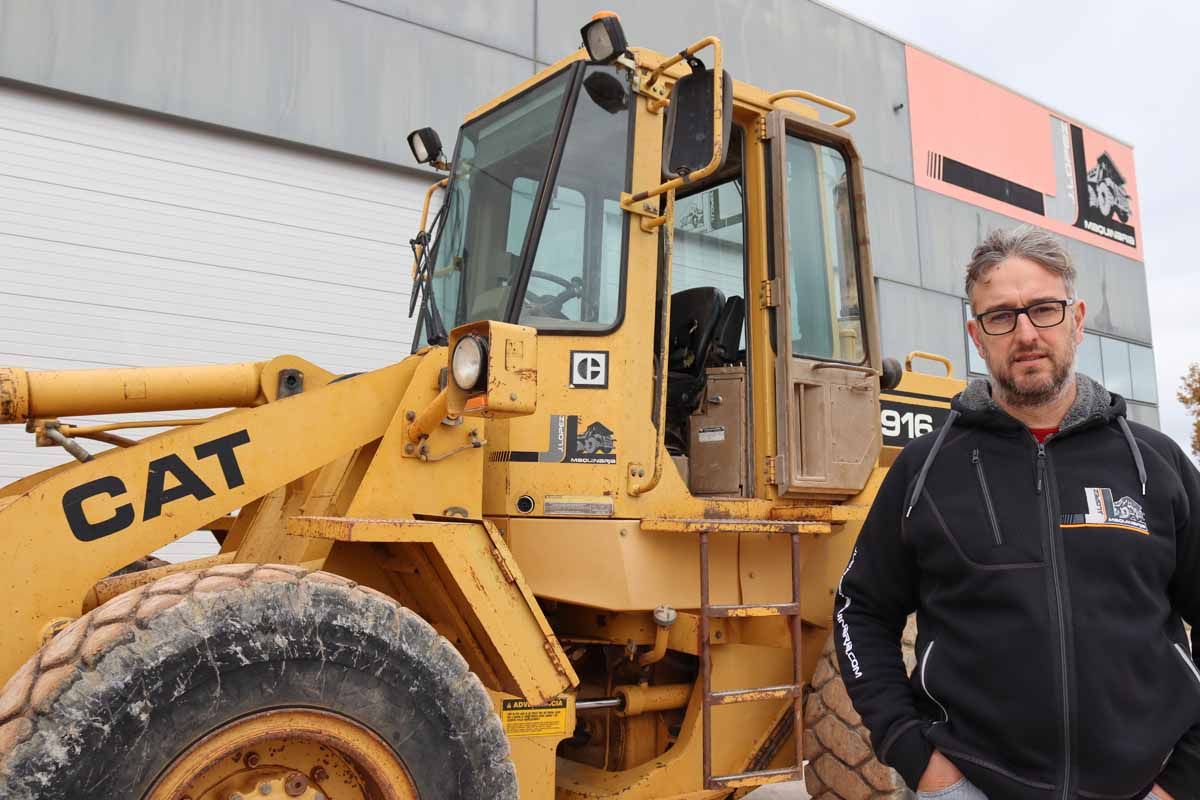 Jaime López junto a una de las máquinas más especiales que tiene. Una pala del año 1988 que heredó de su padre, una figura emblemática para él y del que, asegura, ha aprendido todo de este oficio.