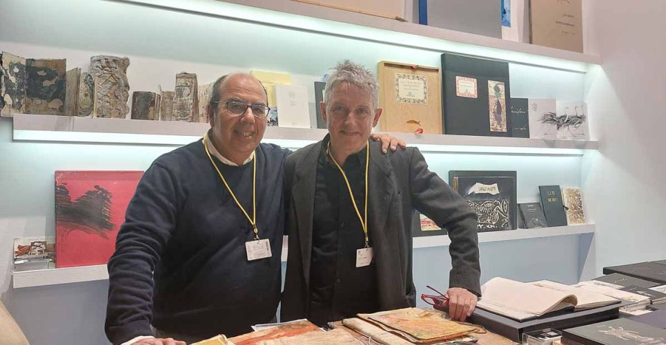 Antonio Sánchez, propietario de Fontanar Ediciones junto a Luis Moro, Premio de las Artes de Castilla y León del pasado año, en el stand de la editora en ARCO Madrid 2023.