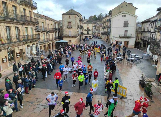 A pesar de la mañana, que a primera hora amenazaba lluvia y a la niebla le costaba levantarse, a las 12 se daba el pistoletazo de salida para la San Silvestre en Sepúlveda. Cerca de ciento cincuenta personas tomaban las calles de la villa, muchos de ellos disfrazados con objetos navideños.