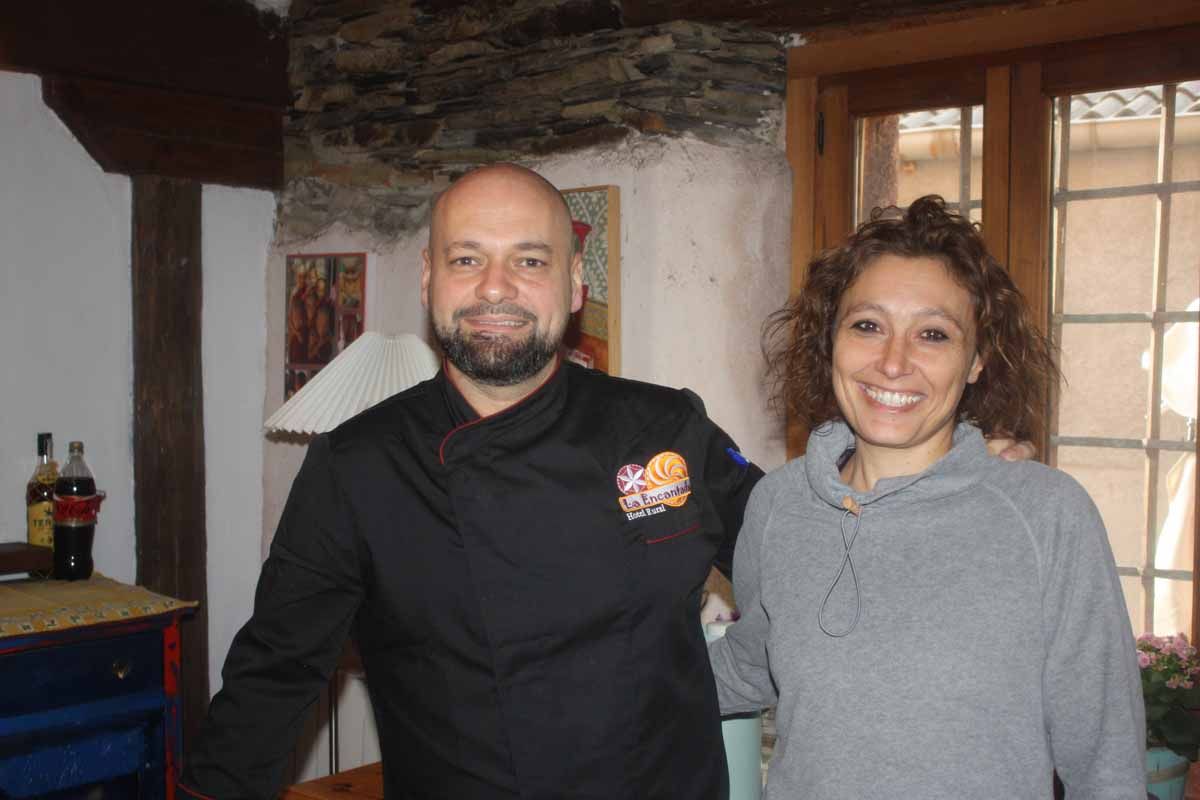 Christian y Elena, en uno de los rincones del hotel rural La Encantada en Becerril (Riaza).