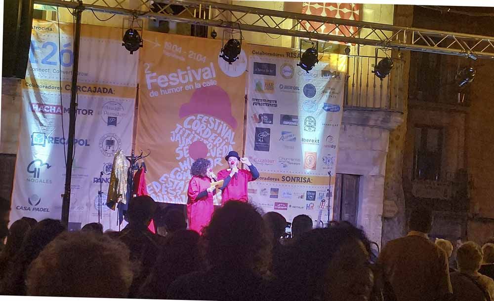 Momento de la gala inaugural en la Plaza de España la noche del viernes 19 de abril.