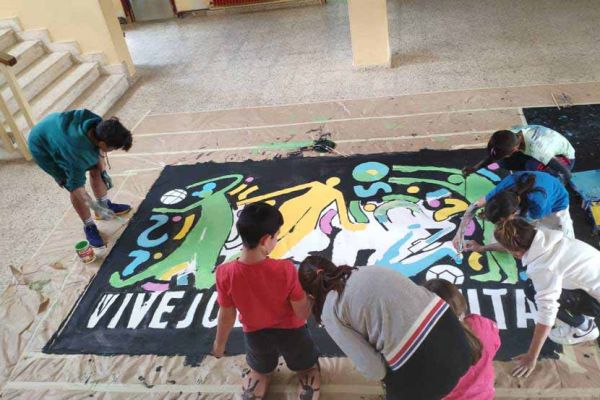Los participantes, realizando la pancarta que ahora luce en las paredes del CRA de Ayllón.