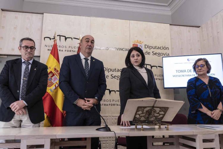 Laura Álvarez durante el cato de toma de posesión junto a Miguel Ángel de Vicente.