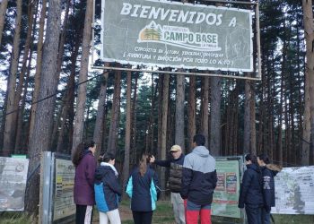 Los participantes del curso de parque de cuerdas en la entrada del Parque Multiaventura Campo Base