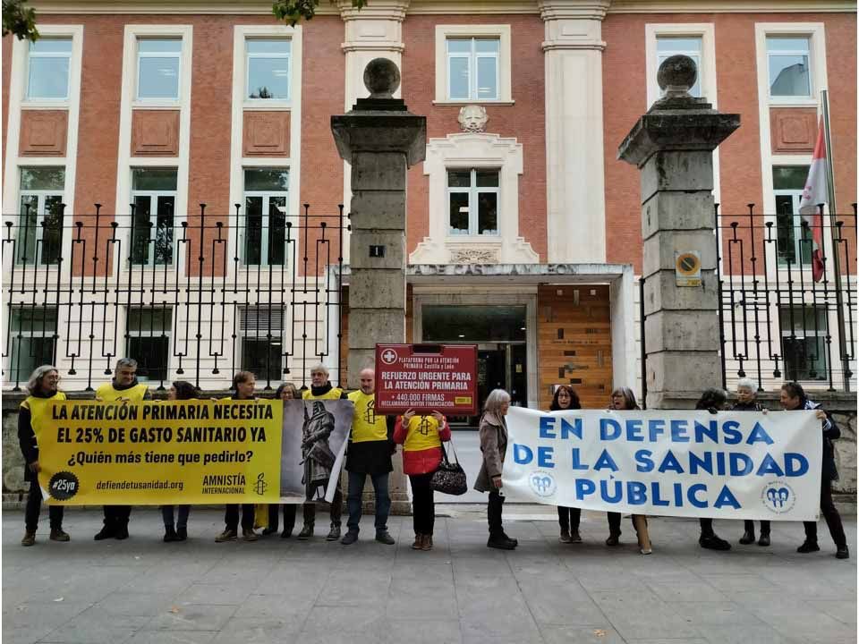 Miembros de la MEDSAP de Segovia en uno de los actos de protesta frente al Ministerio de Sanidad en Valladolid.