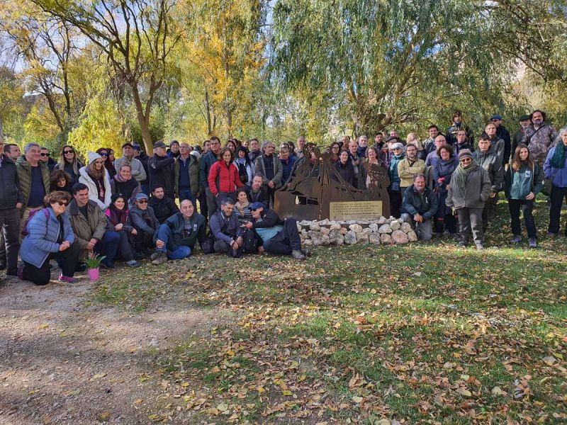 Los asistentes al acto de homenaje a Fidel José Fernández y Fernández-Arroyo, junto a la escultura en su memoria en la Casa del Parque.