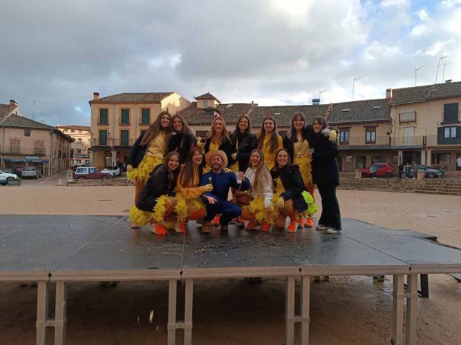 A pesar del frío, Riaza contó con un público entregado en la celebración del Carnaval de adultos.