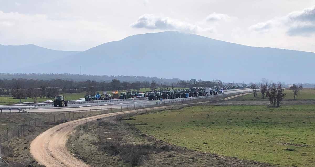 Los tractores recorrieron parte de la Nacional en el tramo situado entre Cerezo de Abajo y Castillejo de Mesleón.