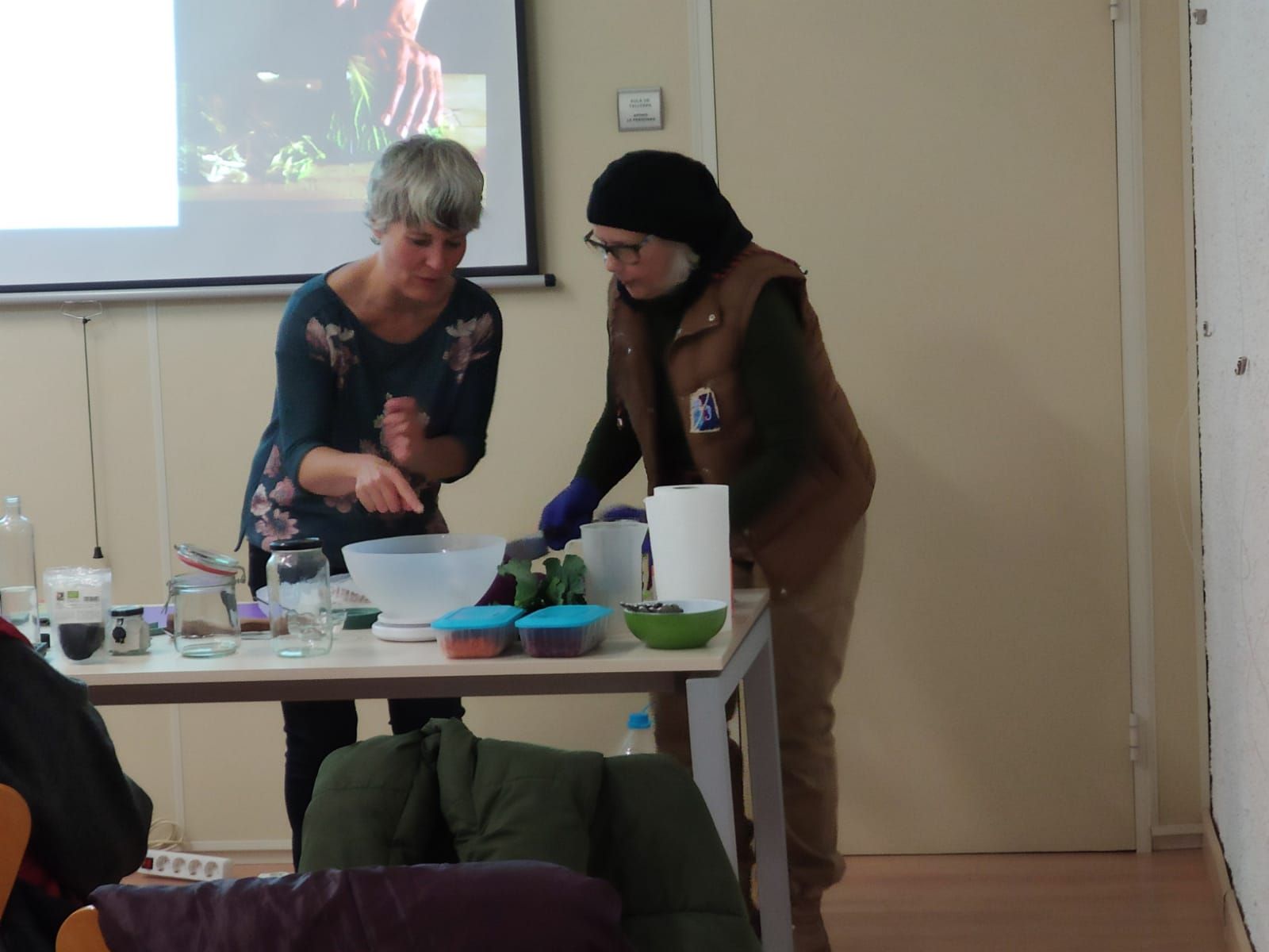 Mónica Ibáñez durante el taller de conservación de alimentos