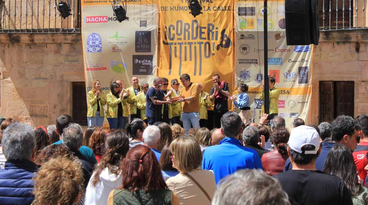 Momento de la entrega de la tartera de barro al ganador de la primera edición del festival.