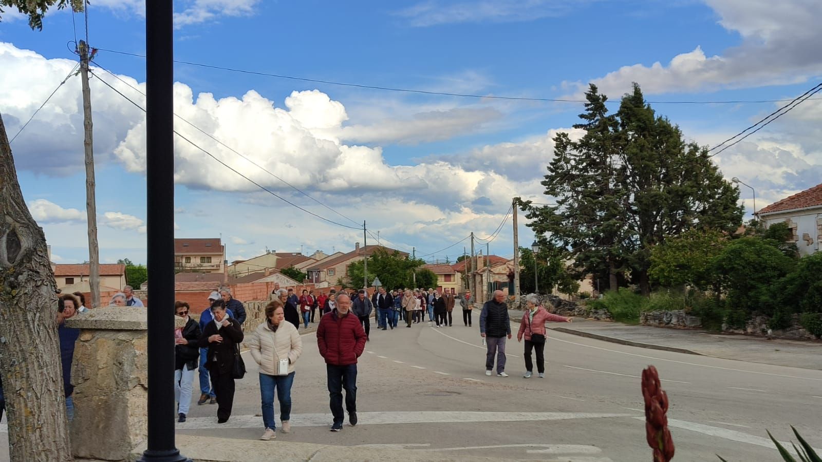 Los asistentes disfrutaron de un agradable paseo por distintos lugares de Campo de San Pedro.