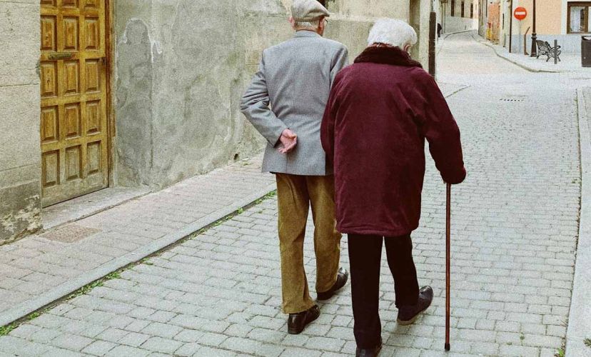 Aunque los mayores cada vez tienen mejor salud y mayor esperanza de vida, los problemas pueden surgir a medida que su salud se va deteriorando y ya no pueden estar solos. FOTO: DANIE FRANCO / UNSPLASH.