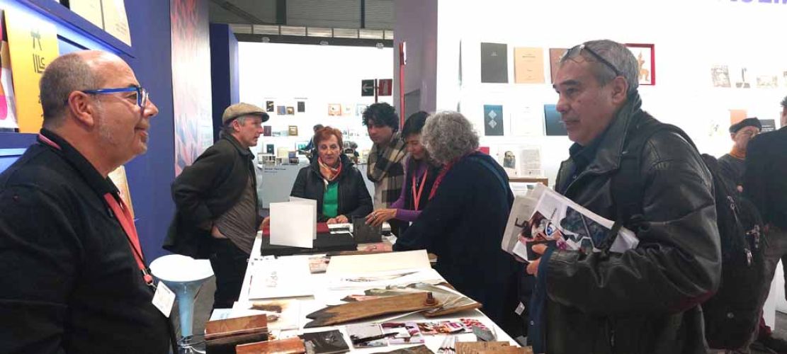 Antonio Sánchez, propietario de Fontanar Ediciones de Riaza, junto al artista Luis Moro (al fondo), en la última edición de ARCO Madrid.