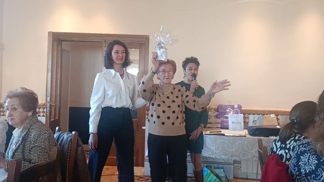 Homenaje a Emeteria Águeda durante la comida. / FOTO: BELÉN DE MARCOS.