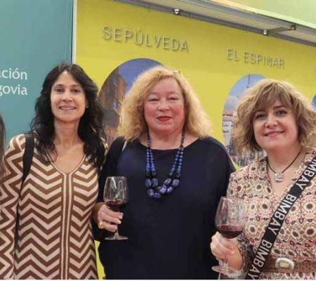 Mª Jesús Cuesta (izquierda), las alcaldesas de Ayllón y Sepúlveda y Miryam Guijarro.