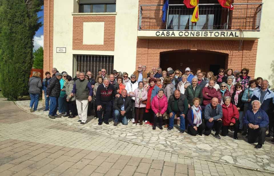 La fachada del ayuntamiento en la Plaza Mayor fue el escenario elegido para realizar la foto de grupo.