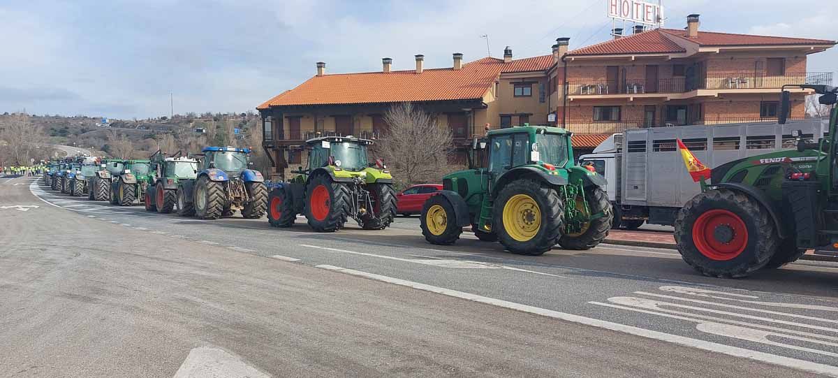 Varios agricultores del Nordeste de Segovia subieron a sus tractores en señal de protesta por la situación del sector agrario.